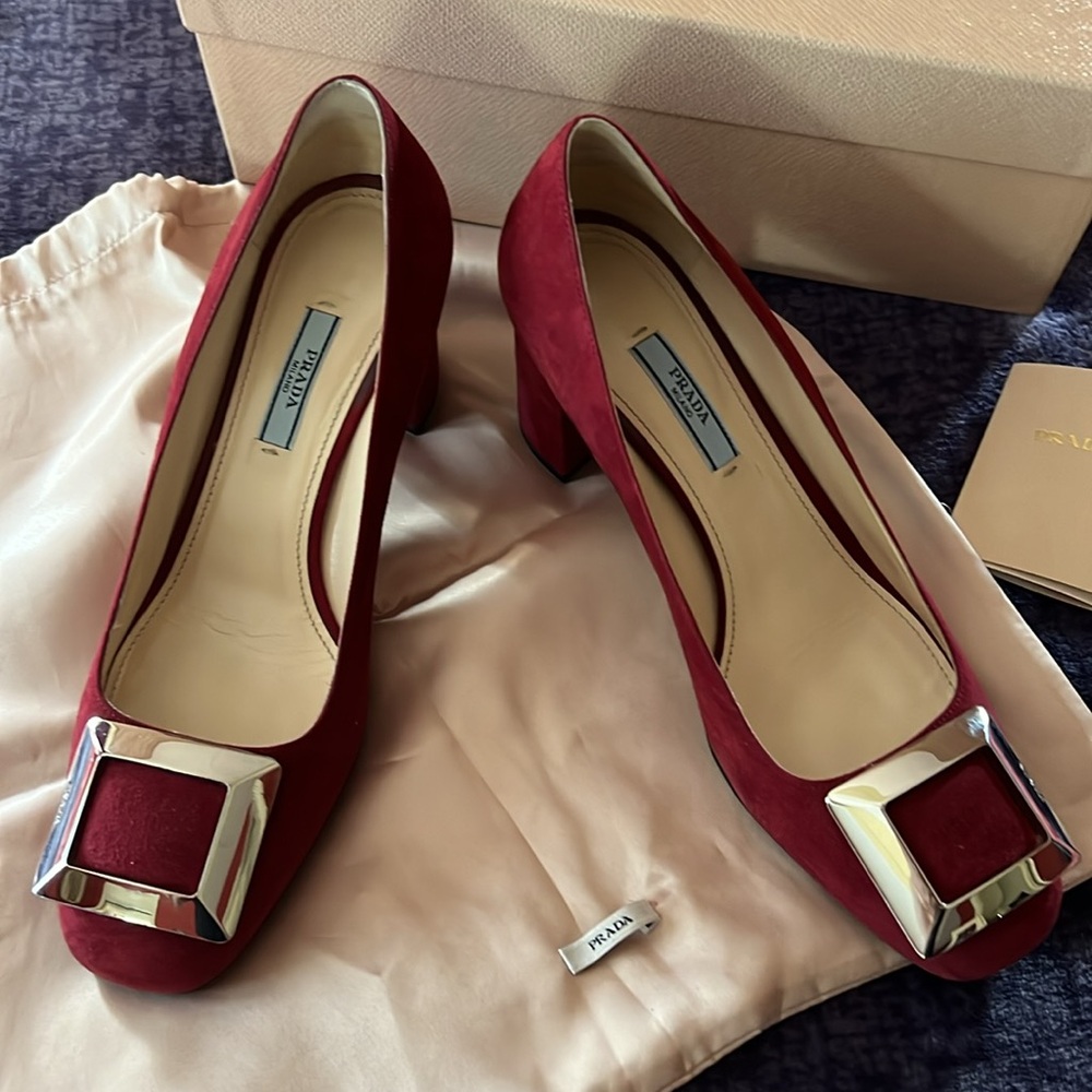 PRADA Block heeled pumps!